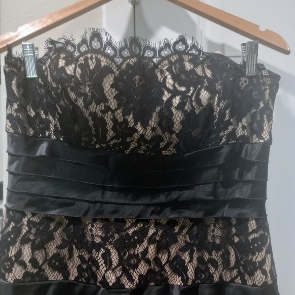 BCBGMaxAzria Lace & satin tiered formal gown - Picture 2 of 3